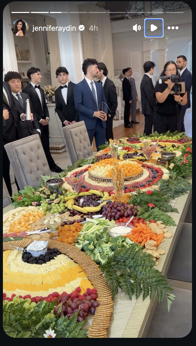 OMGPeopleareno1's tweet photo. #JenniferAydin is kicking off yet another fabulous #houseparty at her palatial estate overlooking the Hudson River with a charcuterie board the size of your bed 🥳🥂🍸🧀 https://t.co/zHGfBArQT7