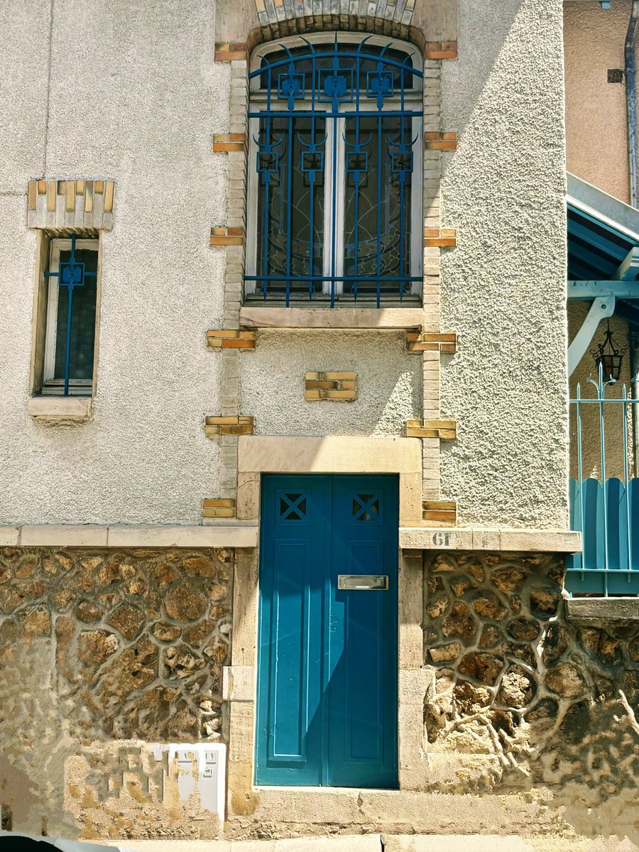ナンシー ︎ブルーの扉と面格子🚪