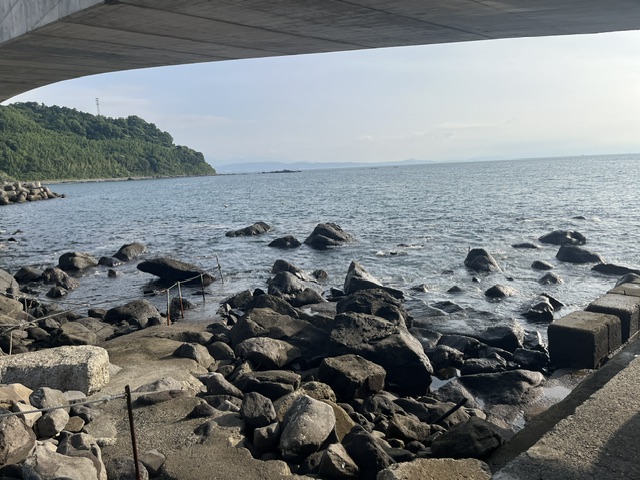 iwadive's tweet photo. 7月27日月曜日
透視度：8ｍ(昨日)　
水温：24度～26度
風向：南東の風
おはようございます！良い凪ですね！本日は北東の風予報ですので少し水面がサワサワとする時間帯もあるかと思いますのが大荒れになることはなさそうです。ビーチは通常オープン致します。 https://t.co/Hxwkzd7ehz