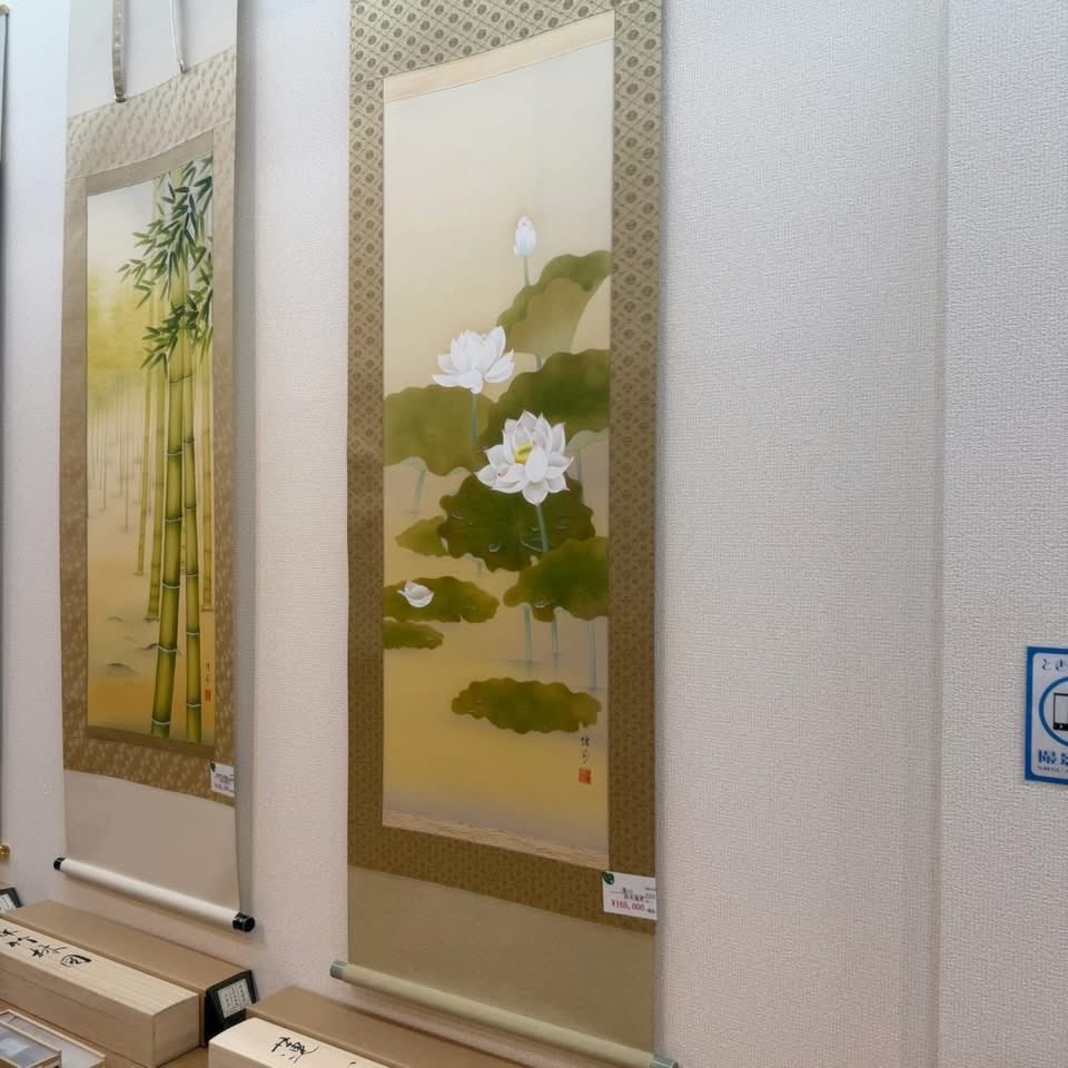 仏教において神聖な花とされる「蓮（はす）」を描いた掛け軸です。凛と