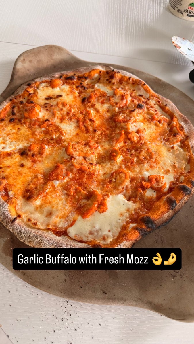 Tyrium's tweet photo. Sunday is pizza time 🤌👌🍕 https://t.co/0GQoMmEDRZ
