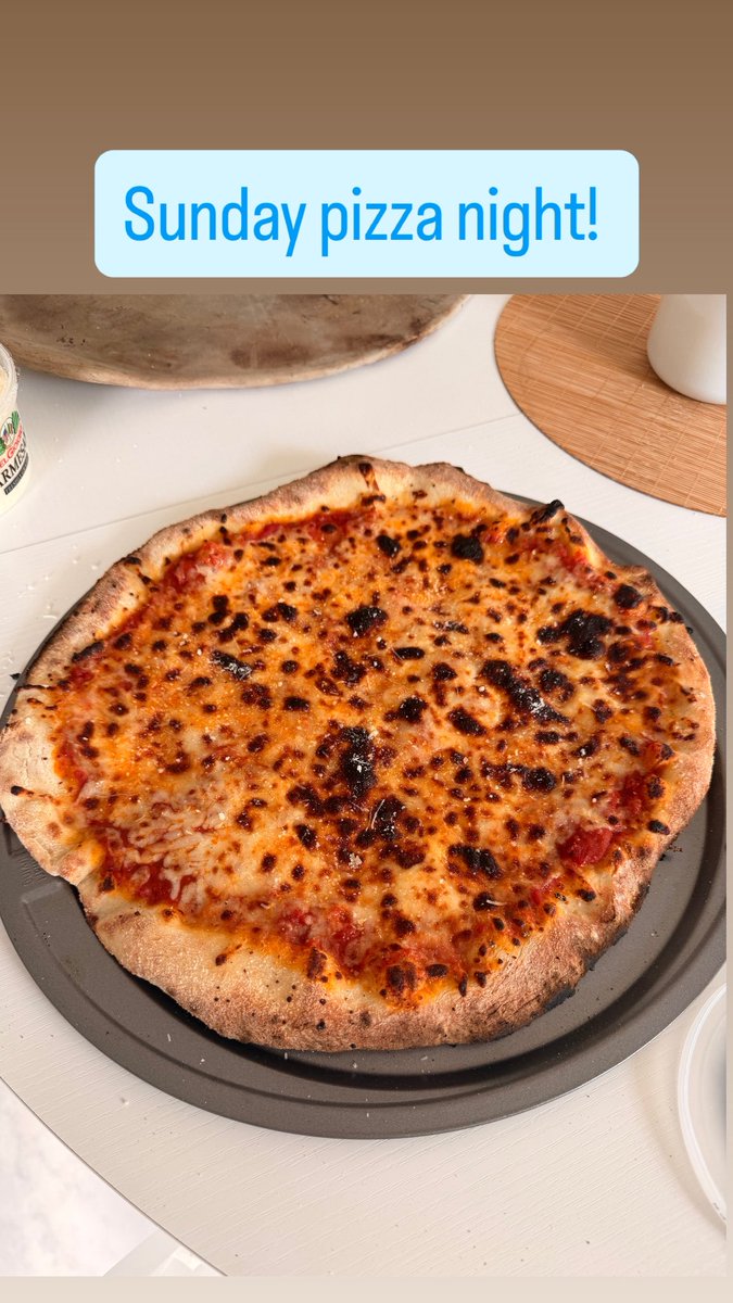 Tyrium's tweet photo. Sunday is pizza time 🤌👌🍕 https://t.co/0GQoMmEDRZ