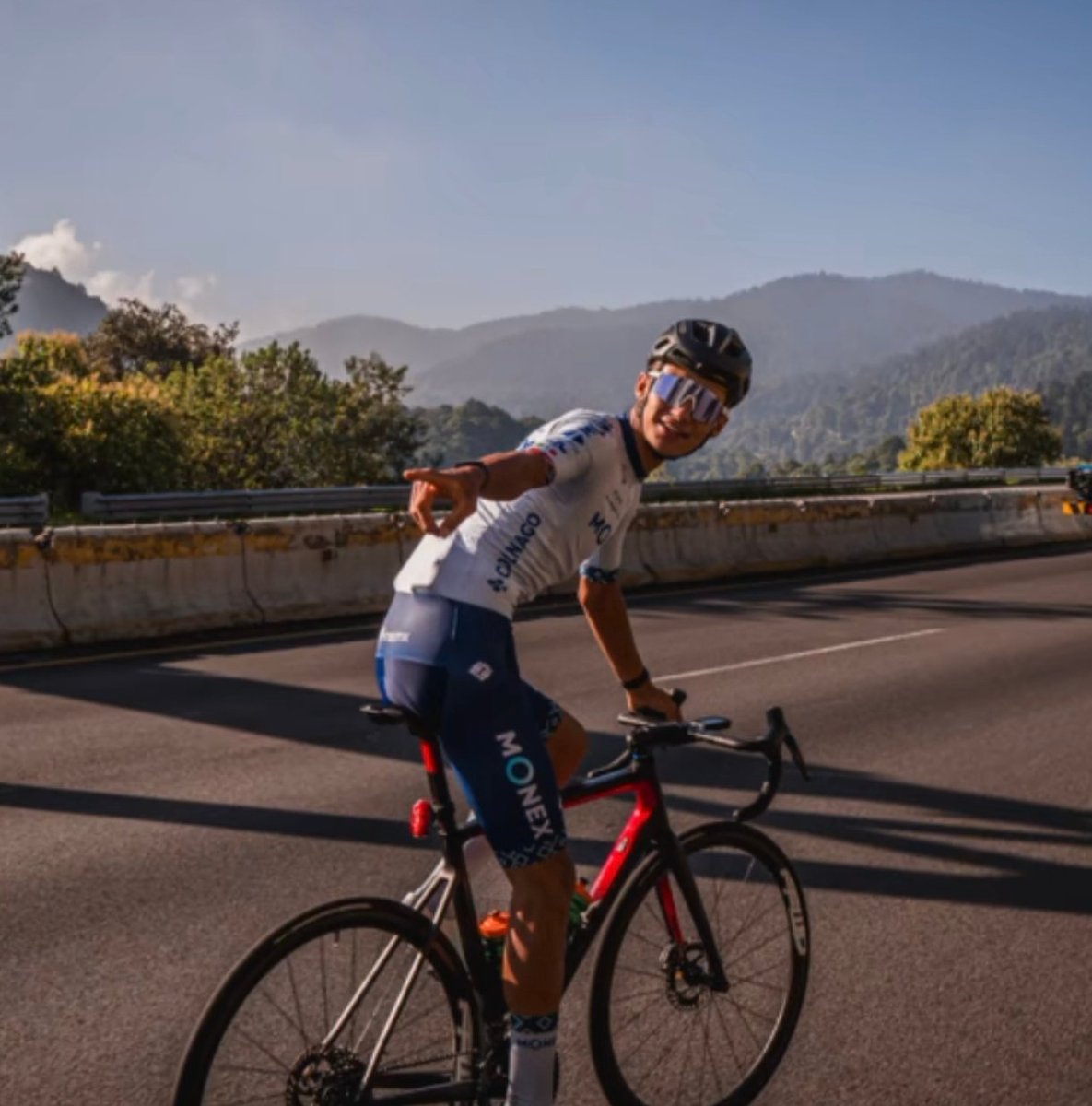 Monsieur_JABS's tweet photo. Este es Isaac del Toro entrenando en la Venta hace años, a lado un letrero que dice no quieren ciclistas en esa ruta. Ahí diario ciclistas entrenan a pesar de la voluntad de autoridades.

Vamos a celebrar a Isaac, pero también hay que mejorar las condiciones del ciclismo en mx https://t.co/rgO8vnJOoW