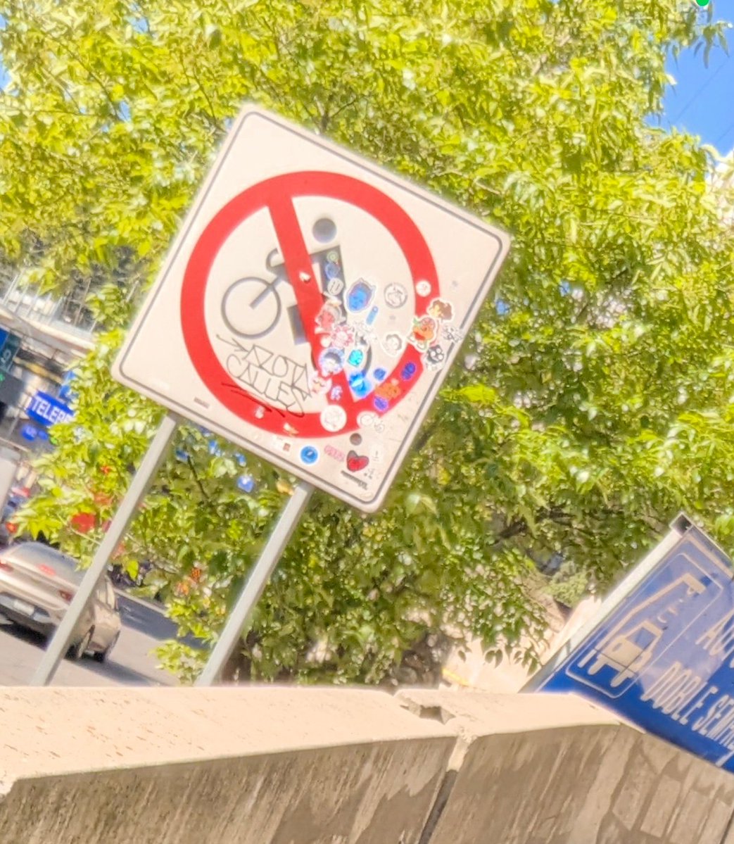 Monsieur_JABS's tweet photo. Este es Isaac del Toro entrenando en la Venta hace años, a lado un letrero que dice no quieren ciclistas en esa ruta. Ahí diario ciclistas entrenan a pesar de la voluntad de autoridades.

Vamos a celebrar a Isaac, pero también hay que mejorar las condiciones del ciclismo en mx https://t.co/rgO8vnJOoW