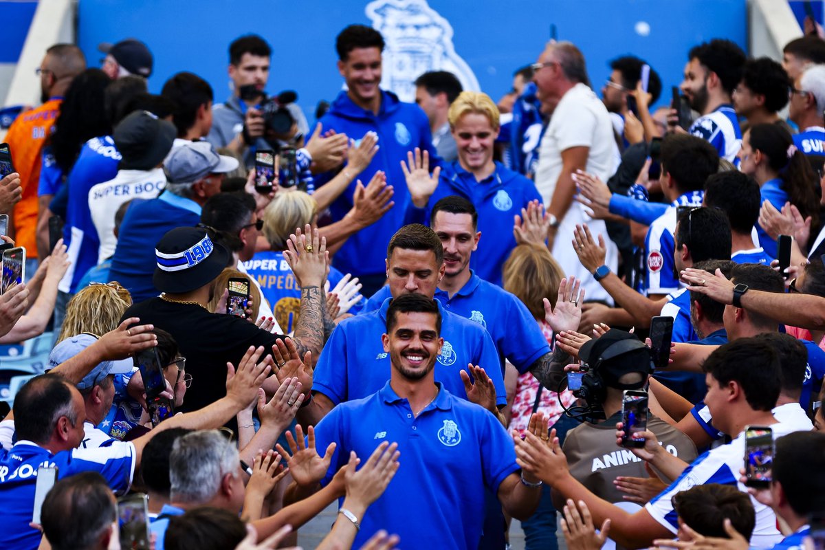 andrevsilva19's tweet photo. Que momento. Que memória. Que dia.
Que especial é estar em casa e voltar a viver o sonho!

É uma honra defender o nosso clube e o nosso legado 💙 https://t.co/V00OZdFZtf