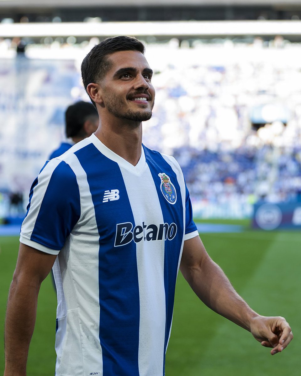 andrevsilva19's tweet photo. Que momento. Que memória. Que dia.
Que especial é estar em casa e voltar a viver o sonho!

É uma honra defender o nosso clube e o nosso legado 💙 https://t.co/V00OZdFZtf