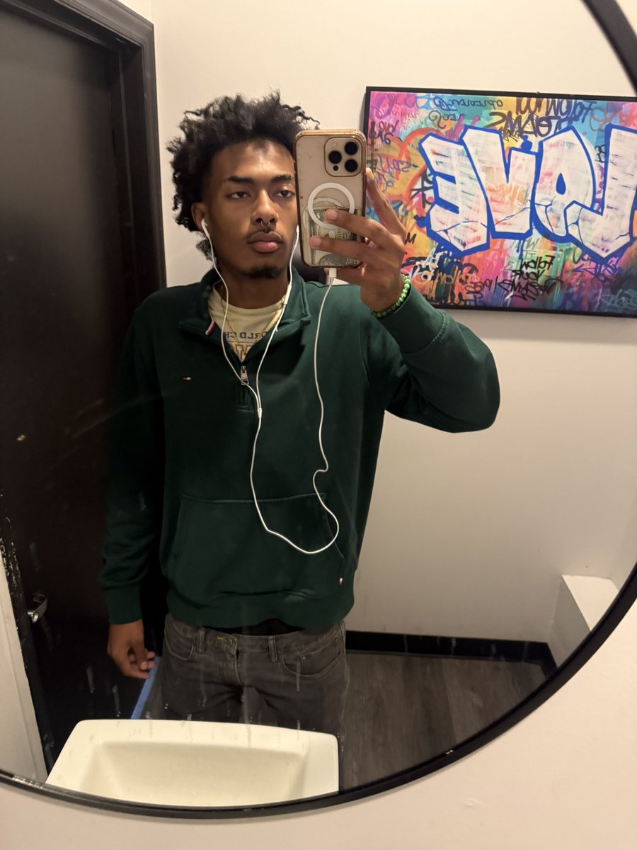 beatupherjaws's tweet photo. Wires apart of the fit https://t.co/6ZPZM5a80a