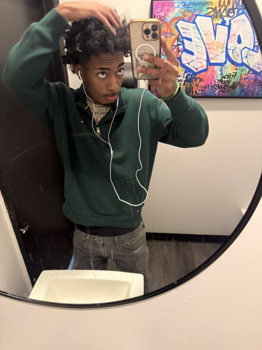 beatupherjaws's tweet photo. Wires apart of the fit https://t.co/6ZPZM5a80a