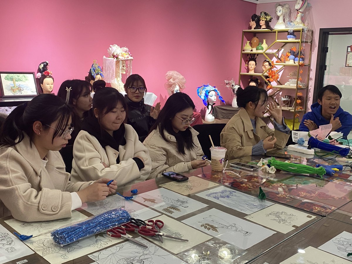 SimonaConsst3e's tweet photo. 「春野市集」本周末登陆社团活动室！手作小物、鲜切花束、创意甜品等你来淘，还有抽奖送多肉，快约上搭子来逛～ https://t.co/9cR5MfW48m