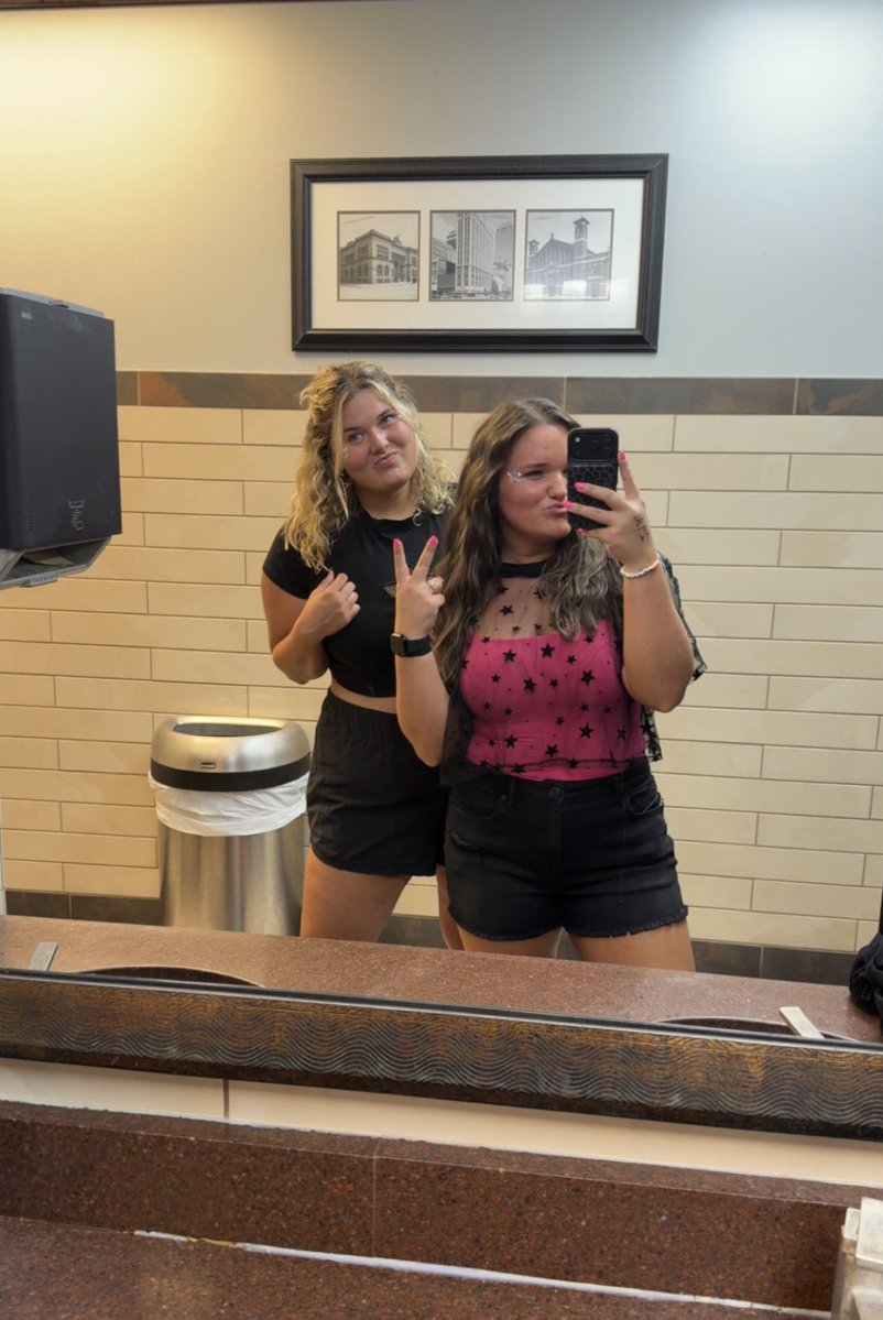 castawaybritt's tweet photo. if you saw me in my lulus yesterday (no u didn’t) 

but if you did just know it’s because i forgot half my mf outfit in the dryer in FL lol 💕 @lrhbadomens and i will forever never miss a @5sos home show tho.
LFG Hoosiers https://t.co/bePKW5umZu