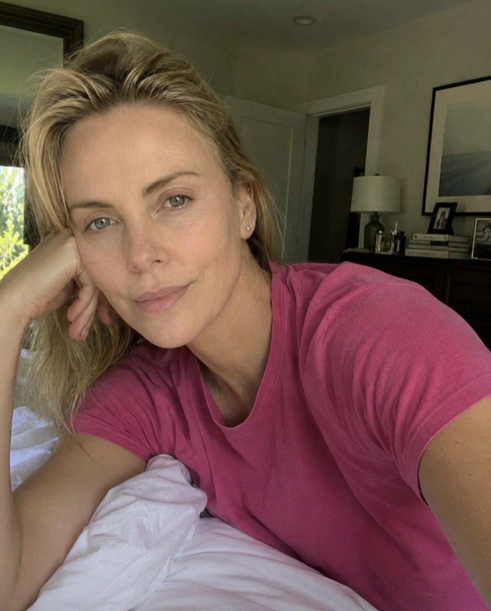 CharlieThe3sg5's tweet photo. Honey Sunday selfie for you🤳😘

You love it. Be honest😊 #Charlizetheron https://t.co/BiwkjoocDR