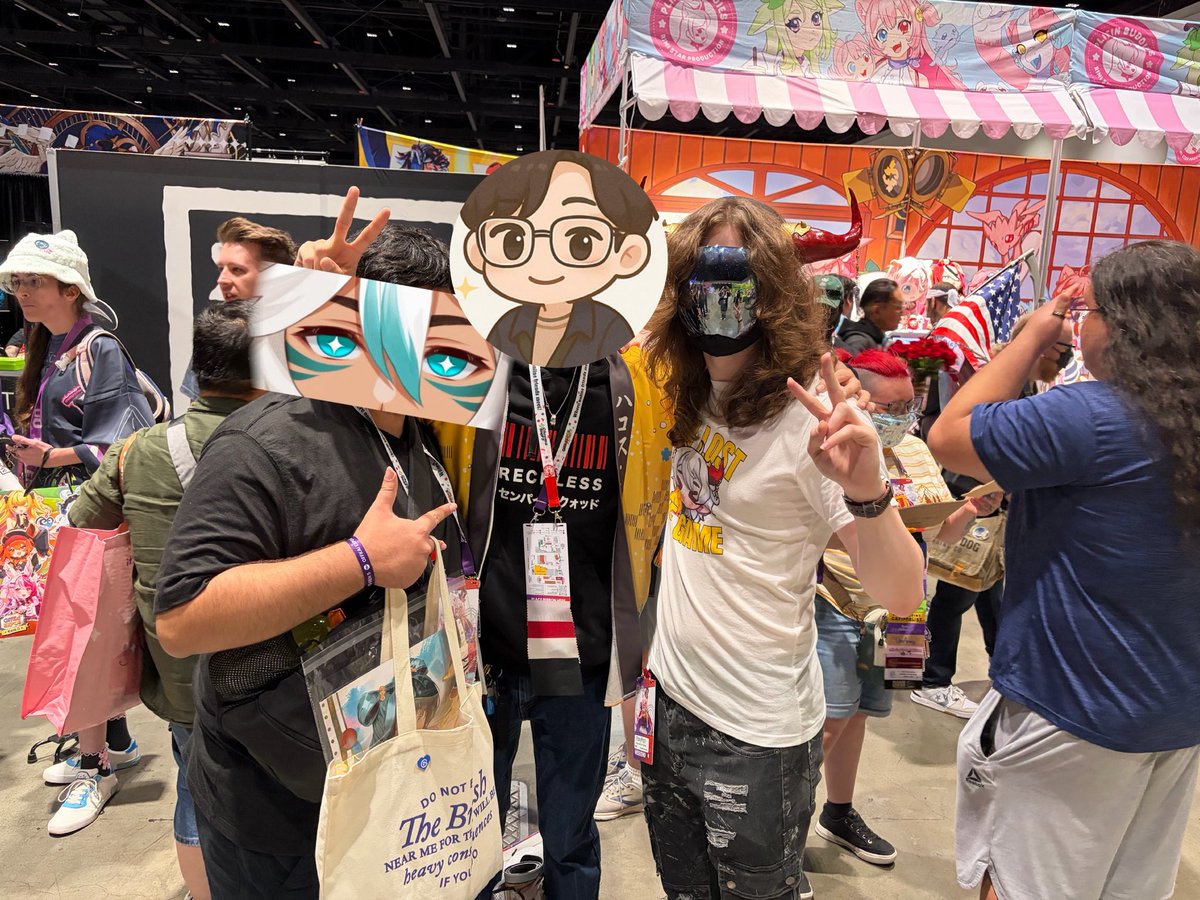 JaeisJaee's tweet photo. OffKai Day 2, picture with @PaxyPop @ShunKaidoVT https://t.co/xfmYUzmfha