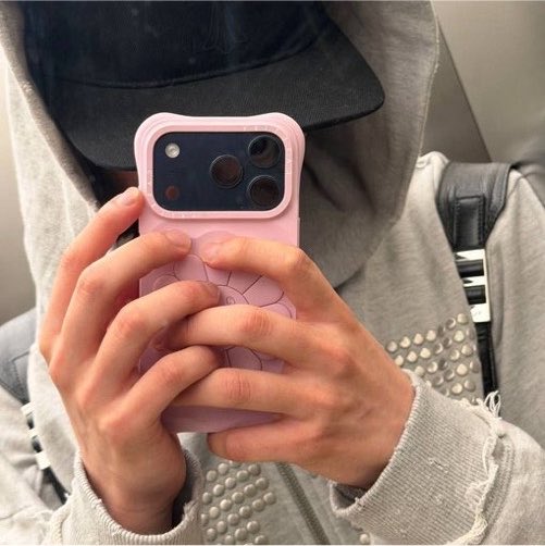vamplren's tweet photo. heeseung usando visera nunca pensé que me iba a gustar tanto y eso que odio las viseras pero de nuevo es heeseung usando visera entonces estamos todos felices https://t.co/90NuoBsDPS