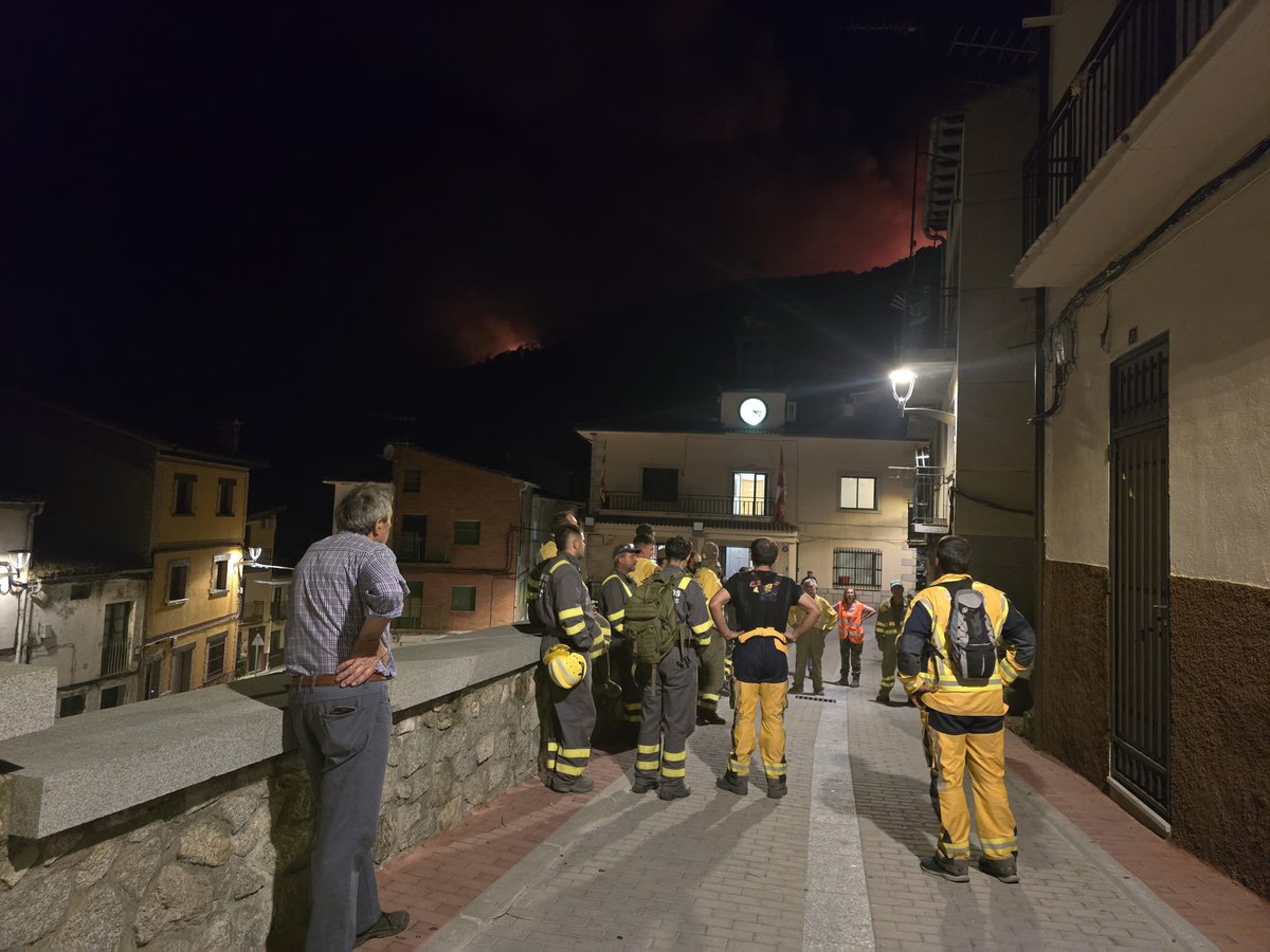 Meteoavila2's tweet photo. 🔥 ACTUALIZACIÓN SOBRE EL INCENDIO EN CASILLAS. #Ávila #IFBurgohondo 

Parte elaborado por su ayuntamiento al cual el agradecemos que nos facilite la información 

🔴 Lamentablemente, el fuego continúa avanzando y se aproxima al casco urbano de Casillas. Ante esta evolución, los esfuerzos del operativo se centrarán desde este momento en la defensa y protección de las viviendas y del conjunto del núcleo urbano.

🔴 Se distribuirán camiones y medios terrestres por distintos puntos del casco urbano y se tenderán líneas de manguera para prevenir y sofocar posibles focos secundarios provocados por la caída de pavesas.

🔴 Se ruega a todas las personas que todavía permanezcan en Casillas que permanezcan dentro de sus viviendas y no salgan a la calle ni se desplacen por el municipio. Cierren puertas y ventanas, bajen las persianas, mantengan consigo el teléfono móvil, la documentación y la medicación habitual.

Si observan fuego junto a una vivienda, entra humo de forma intensa o se encuentran en una situación de peligro, contacten inmediatamente con el Ayuntamiento: 918667115 o con el 112.

🔴 La orden de desalojo continúa vigente, por lo que ninguna persona evacuada debe regresar a Casillas. Quienes todavía permanezcan en el municipio deberán seguir estrictamente las instrucciones que recibidas.

🔴 Pedimos máxima calma y prudencia. No se debe intentar actuar por iniciativa propia ni acercarse a las zonas del incendio. Todos los medios disponibles están reorganizándose para defender el casco urbano y proteger las viviendas.

🔴 Continuaremos informando de cualquier novedad a través de los canales oficiales.