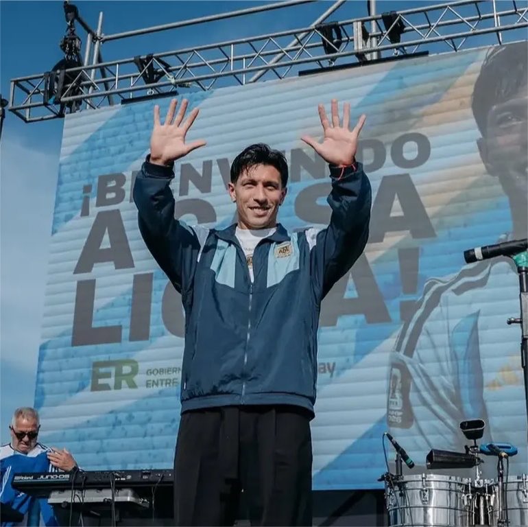 ejf249's tweet photo. estoy llorando con las fotos que le sacaron a licha parece que está en una CAMPAÑA ELECTORAL kjj yo lo voto https://t.co/vbAjC3xP8S