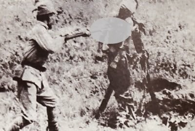 Mi_Samuraiblaze's tweet photo. 1937年秋。AP通信はこの写真を、日本兵が生身の中国人を銃剣の練習台にしているものとして報じたという。

アイリス・チャン氏の著書『ザ・レイプ・オブ・南京』の中でも同じような写真がいくつかのせられている。

しかしよく見てほしい。

左の兵士の軍服は立折り襟だ。

当時の日本兵はみな立折り襟ではなかったから、これは日本兵であるとは言い難い。

さらに1939年1月の米国「ローダウン誌」は、これは中国共産系の兵士が中国人捕虜を痛めつけている写真だとして公表している。

真実はこうやって語られている。

いつまでも嘘に流されるのはもうやめよう！