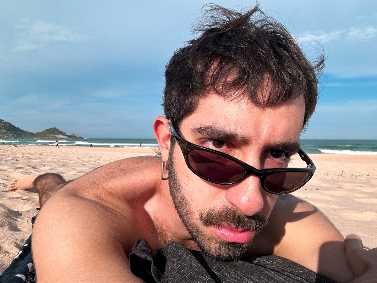 alledarp's tweet photo. hj lendo sobre cartografia afetiva na praia ao lado de uma trilha de cruising… um lindo estudo antropofágico aplicado! cartografando afetos… https://t.co/a4VObve1F7