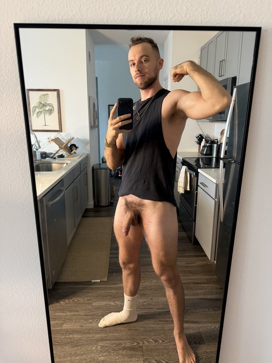 TroyGreenxo's tweet photo. If you were my roommate would you let me walk around with no pants on? https://t.co/JFwdEkMSZq