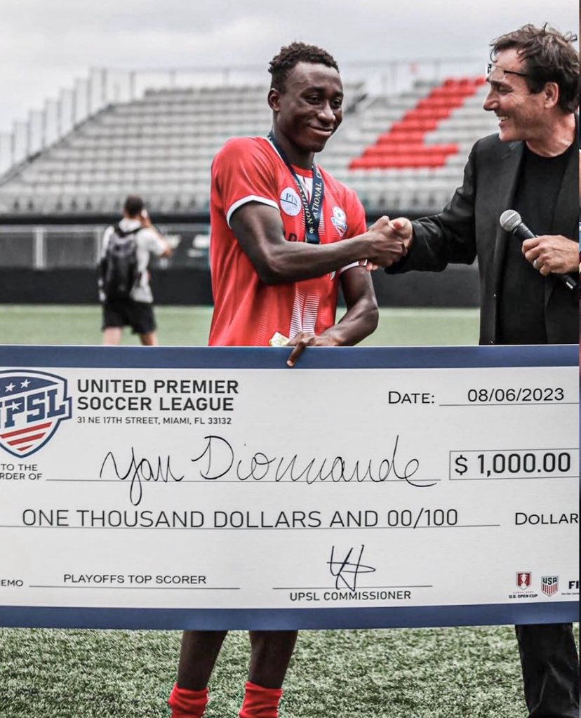 cest_dorhi6's tweet photo. Le 08 juin 2023,Yan Diomandé recevait un chèque de 1 000 $ pour avoir terminé meilleur buteur des play-offs de l’UPSL.

Aujourd’hui,certains préfèrent inventer des histoires sur son âge pour le descendre tellement il est booster

Ce gamin 16ans 7mois sur cette photo les hantes 😹 https://t.co/l6oNNWIQEc