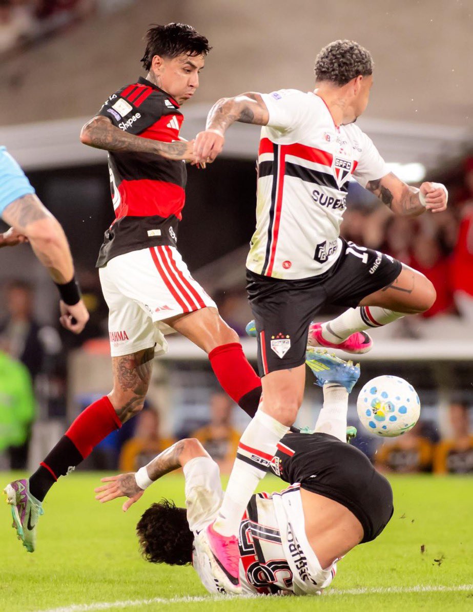 FSempre81's tweet photo. Fim de primeiro tempo!

ASSUSTADOR o primeiro tempo do Flamengo dentro do Maracanã. Os caras não sabiam o que fazer. https://t.co/KRYhYOr6th