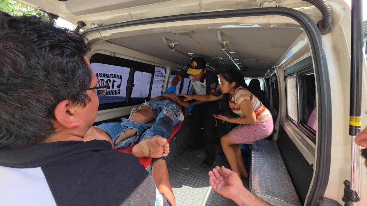 BVoluntariosGT's tweet photo. 🚨#ACCIDENTECOLECTIVO🚨
📍Pueblo Canton Granada, Mazatenango
Se reporta un accidente entre motocicletas el cual deja personas heridas llevadas a centro asistencial y un fallecido, emergencia cubierta por Bomberos #6cia
⚠️Maneje con precaución
#75años https://t.co/XM6N9Kuguv