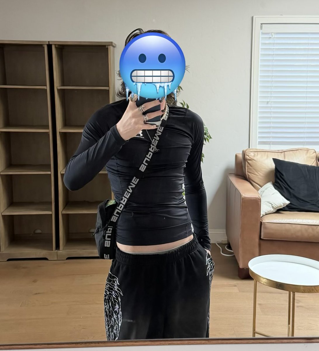 SenzVT's tweet photo. Last day of offkai fit! 🩵
Lazy tired comfy with sparkly pants!! 

Feel free to say hi if you see me at the con! I look dead but I’ve just been up late everyday hehe…😼 https://t.co/C47x0F8EAl