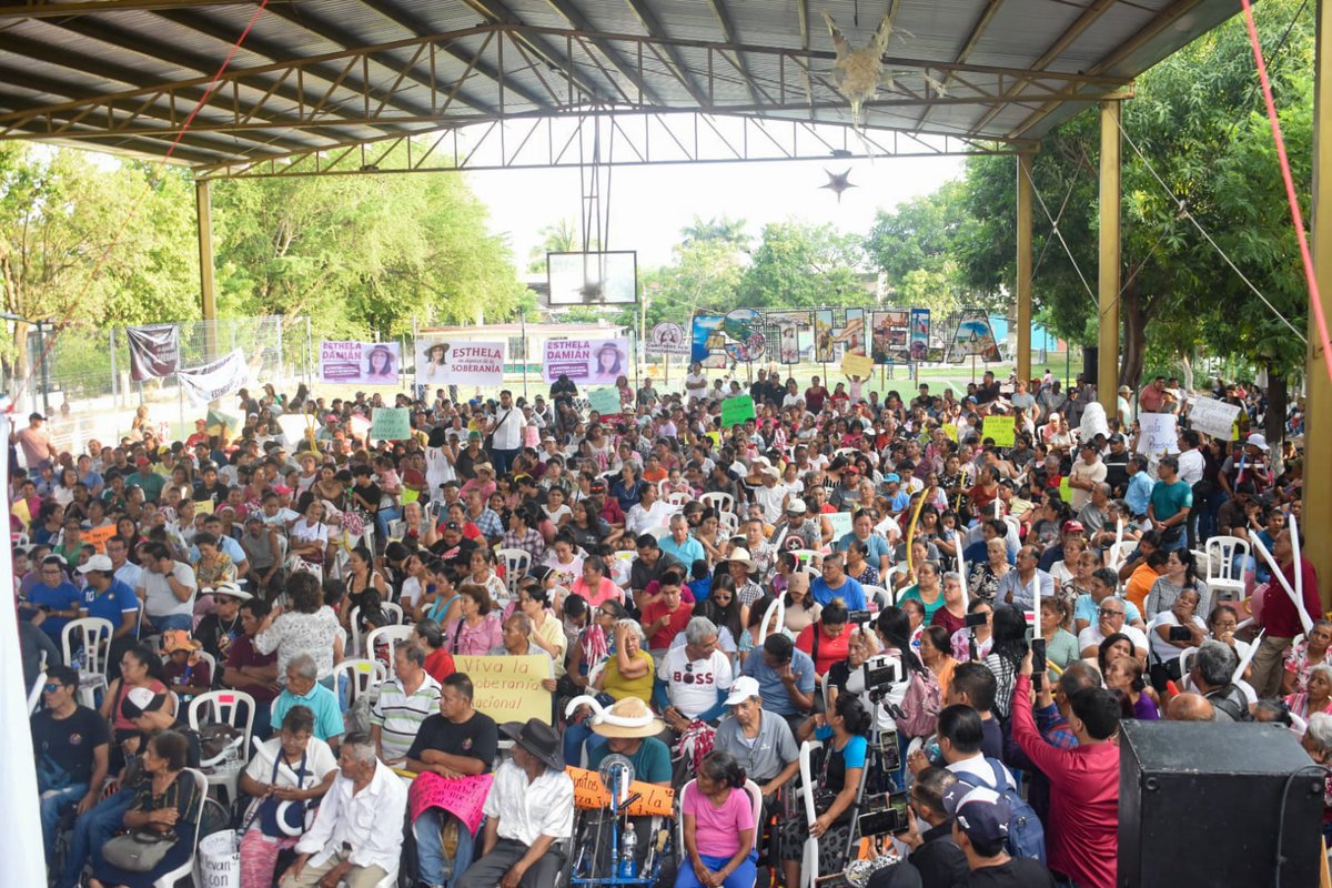esthela_damian's tweet photo. Gracias a todas las mujeres y hombres libres de Iguala con quienes ayer compartimos la Asamblea Informativa en defensa de la patria y la soberanía.

Su participación y compromiso demuestran que el pueblo siempre está dispuesto a defender a México. Como decía el presidente Andrés Manuel López Obrador: solo el pueblo puede salvar al pueblo. 🇲🇽❤️