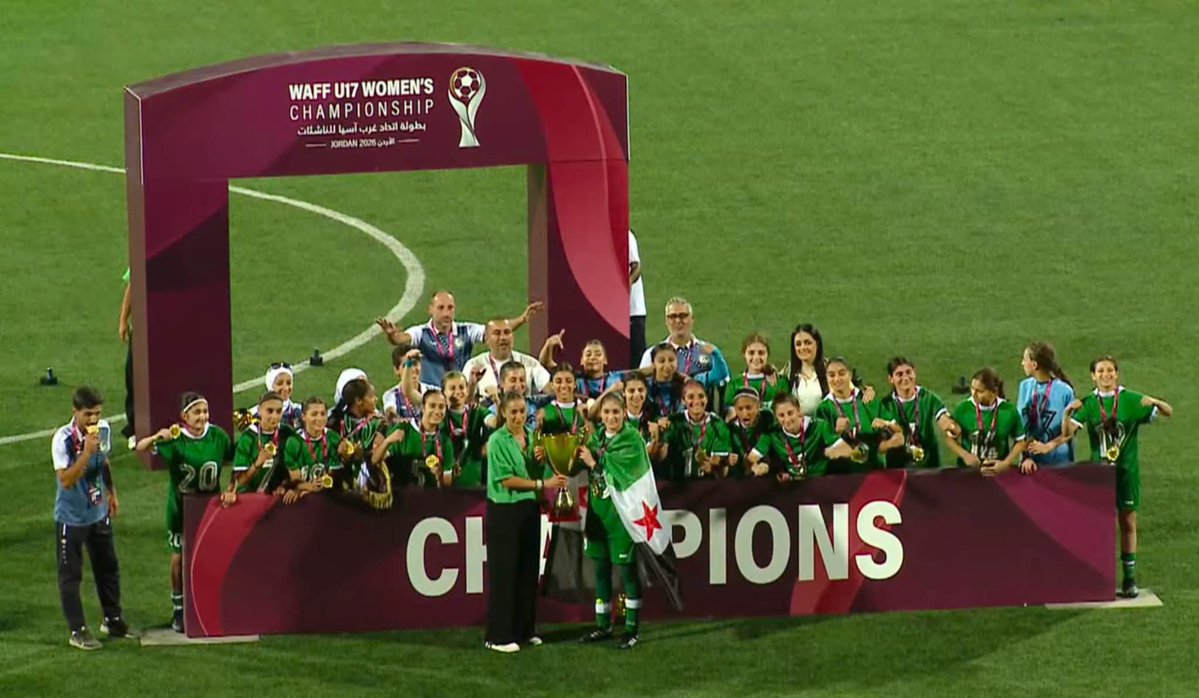 Syriasfootball's tweet photo. بناتنا الذهبيات يتوّجن بكأس غرب آسيا تحت 17 سنة بعد الفوز في النهائي على لبنان بركلات الترجيح 4-3 إثر التعادل البطولي لمنتخبنا في الدقائق التسعين 2-2.

الواثقات القويات الصابرات عدن من التأخر 2-0 وعدلن النتيجة في الرمق الأخير، ثم في ركلات الترجيح أظهرن براعتهن…
ألف مبروك لكن وللكادر وللأهالي…
هذا اللقب الثاني لنا بعد 2023.