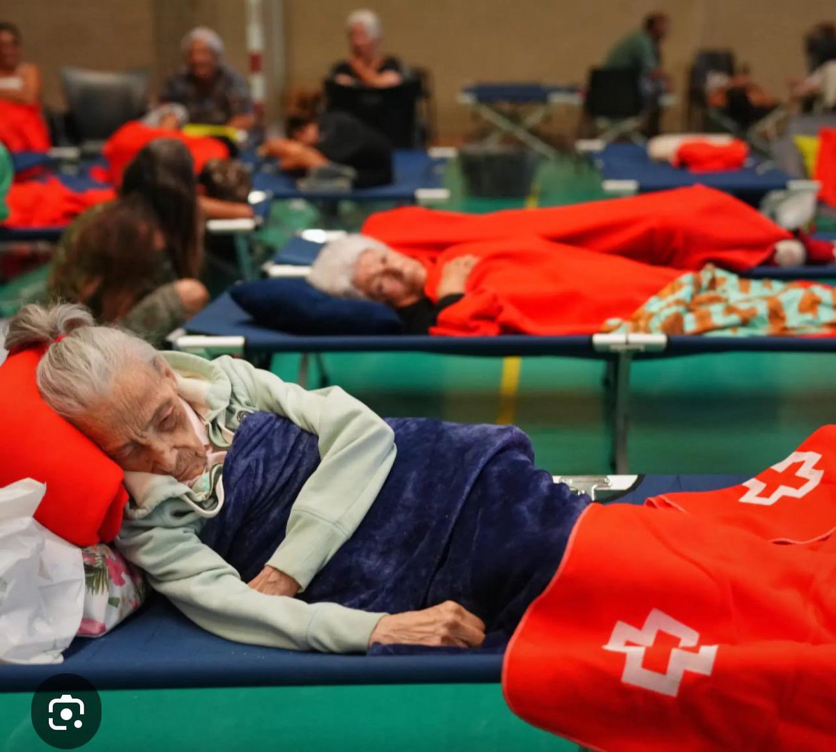 CrusatIreneVOX's tweet photo. Agravios comparativos injustificables
En hoteles se alojan a inmigrantes en situación irregular y en polideportivos a evacuados por los incendios, entre los que se encuentran ancianos y niños https://t.co/hnJFzYKcP8