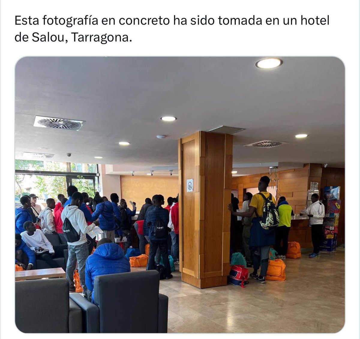 CrusatIreneVOX's tweet photo. Agravios comparativos injustificables
En hoteles se alojan a inmigrantes en situación irregular y en polideportivos a evacuados por los incendios, entre los que se encuentran ancianos y niños https://t.co/hnJFzYKcP8