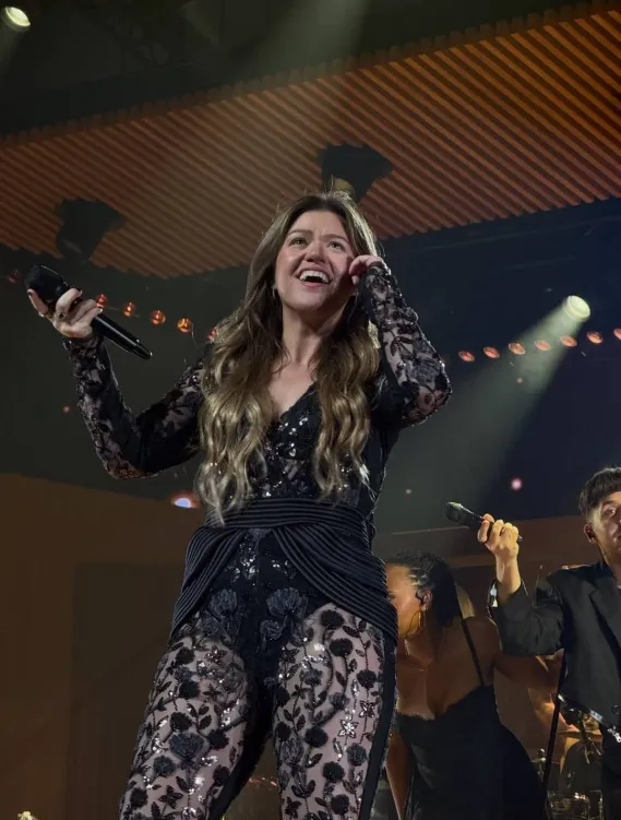 Kelly Clarkson France tweet media