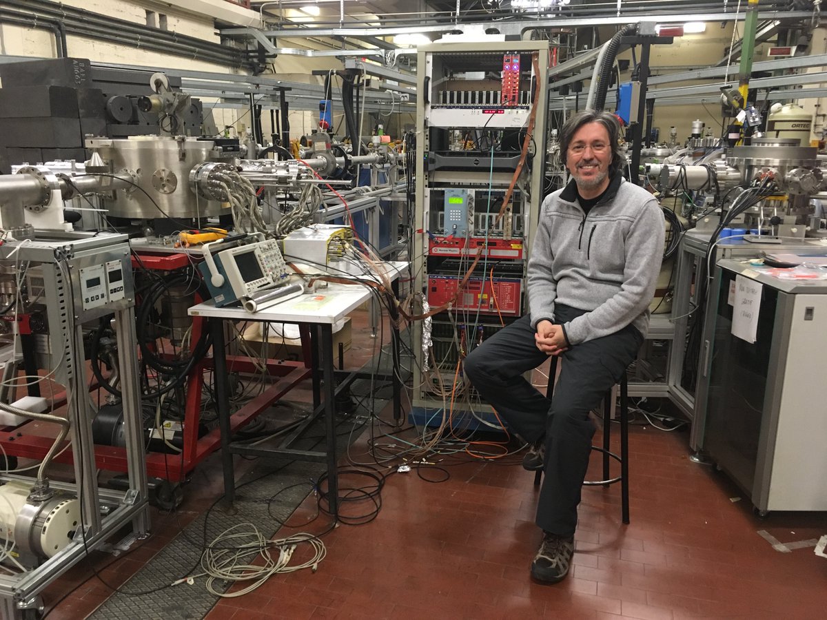 UniHuelva's tweet photo. 🤖⚛️ La UHU impulsa LORRAINE, un proyecto que aplica redes neuronales para identificar con mayor rapidez y precisión partículas de baja energía.
Liderado por José Antonio Dueñas, sus avances se aplican en centros como CERN, GANIL o TRIUMF. #UHU #IA #Ciencia https://t.co/kZNNwHQ3pC
