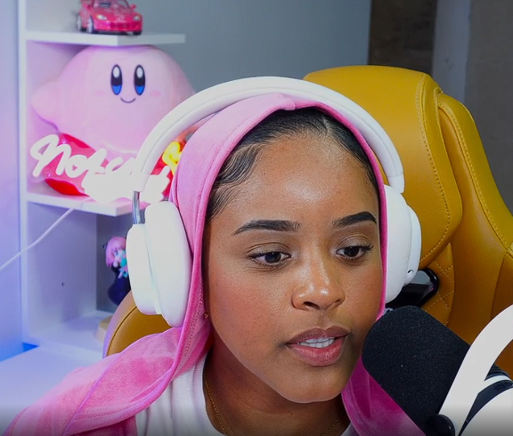 MajuNasser's tweet photo. Nayu também representa uma parte muito importante da comunidade gamer:

Uma mulher preta ocupando espaço em um cenário onde ainda existia muita falta de representatividade. https://t.co/KW2HyUi8Du