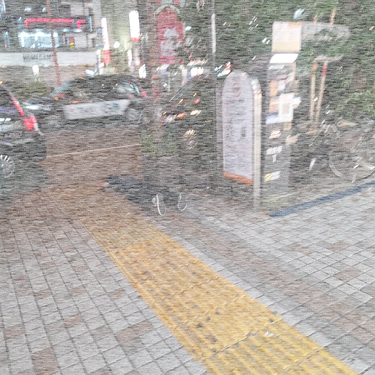 destroy_satan's tweet photo. 歌舞伎町での４枚。１枚目はアーチ近くでまた見かけたチャミスル。本当によく見る。２枚目は倒れているか寝ている人。歌舞伎町では何も珍しくない光景だ。プライバシーのためぼかしてある。３枚目はゴジラ前にある２４時間営業寿司屋。気になる。４枚目は一番街のＪ・ＧＯＬＤビル。ここも色々とある。 https://t.co/XcJlkOCcy8