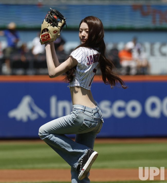 FORSUNREIS's tweet photo. pitcher wonyo 🤍🍒⚾

WONYOUNG AT MLB
#WonyoungMLBFirstPitch https://t.co/I9FgniQoir