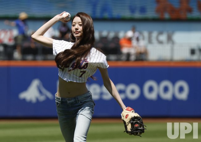 FORSUNREIS's tweet photo. pitcher wonyo 🤍🍒⚾

WONYOUNG AT MLB
#WonyoungMLBFirstPitch https://t.co/I9FgniQoir
