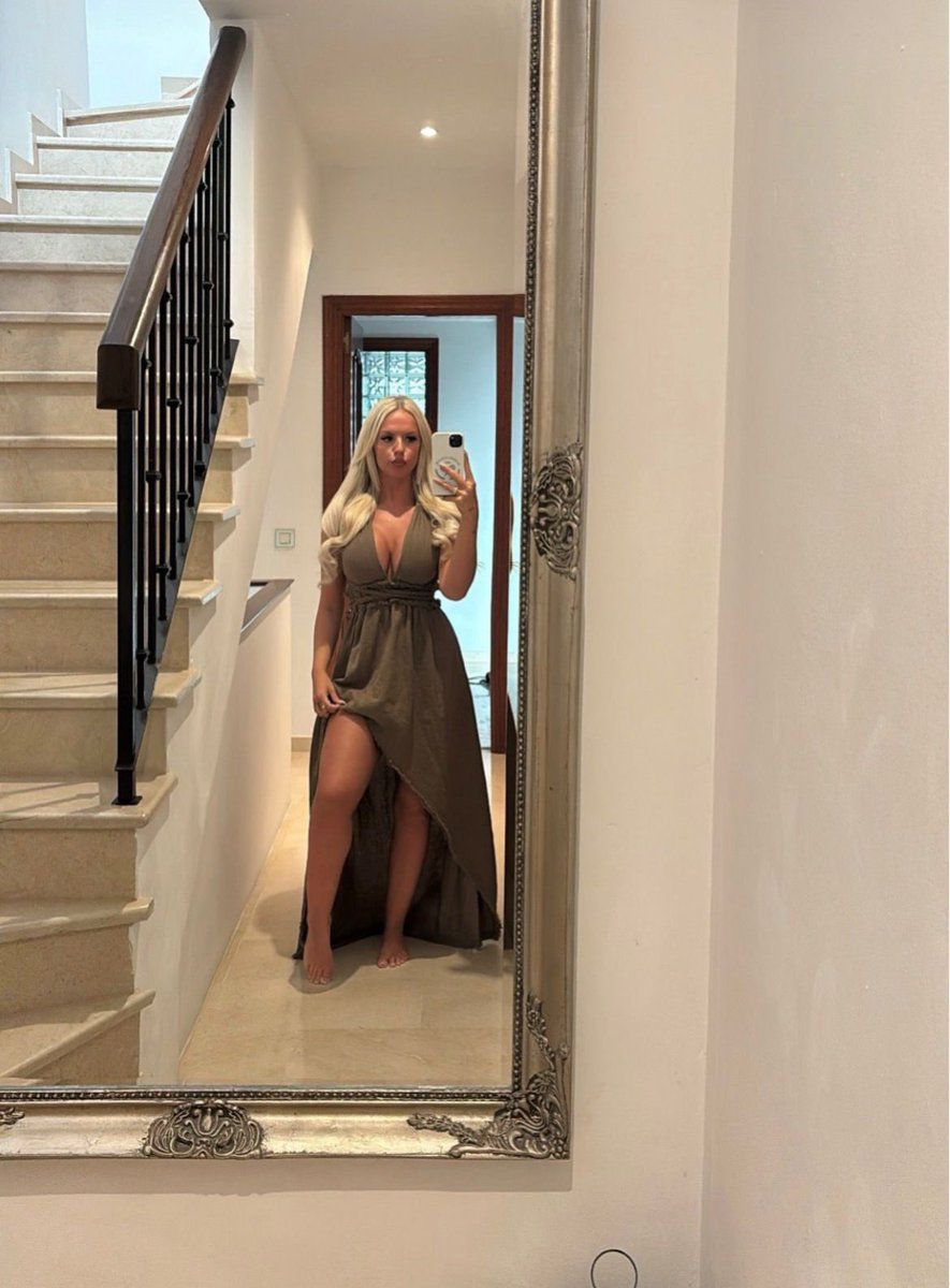 AndrewGold6071's tweet photo. Everyone needs to follow this slut, she loves to show off her fake tits, while also making old men cocks hard @Grace_lewis19 https://t.co/VROOSJkr4H
