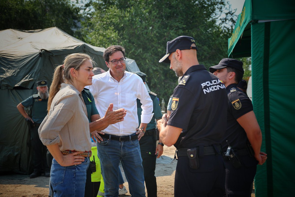 oscarlopeztwit's tweet photo. Acabo de estar en el puesto de mando de Navalcarnero.

Y frente a quienes solo hablan mal de España, hoy he visto algo muy distinto: un sistema de emergencias ejemplar, profesionales extraordinarios y todas las administraciones trabajando juntas contra el fuego.

Orgullo de país. https://t.co/L2ZnrqPo3p
