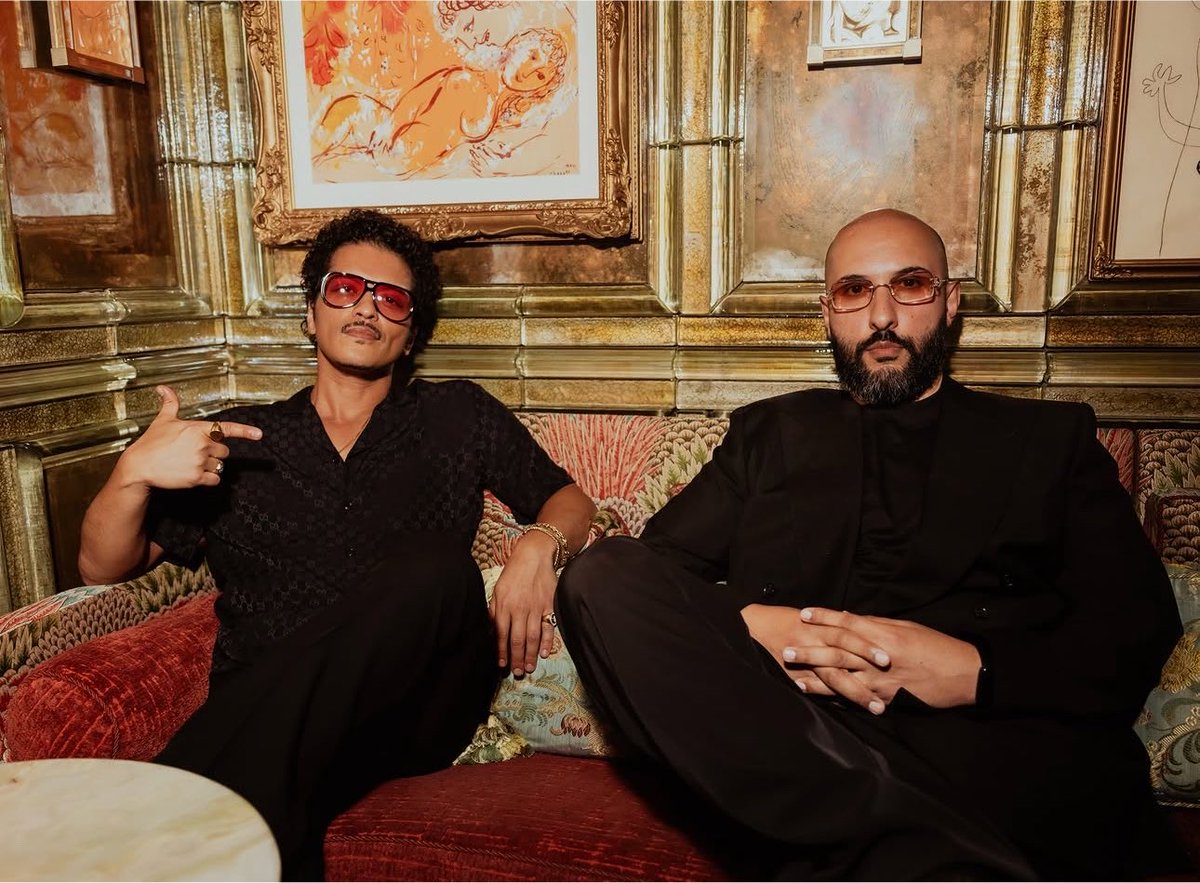 BrunoMarsAccess's tweet photo. IMPECÁVEL! Bruno Mars com o fundador da Livebase. https://t.co/JzVOSodu9h
