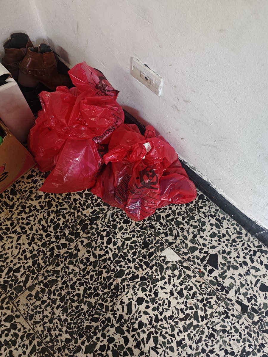 CLARK_LUNA's tweet photo. Casi un mes estos residuos biológicos no han sido recogidos por @NuevaEPSCol . Se reporto desde el día siguiente al fallecimiento de mi abuela y nada. @Supersalud @MinSaludCol https://t.co/3kna3YdghF