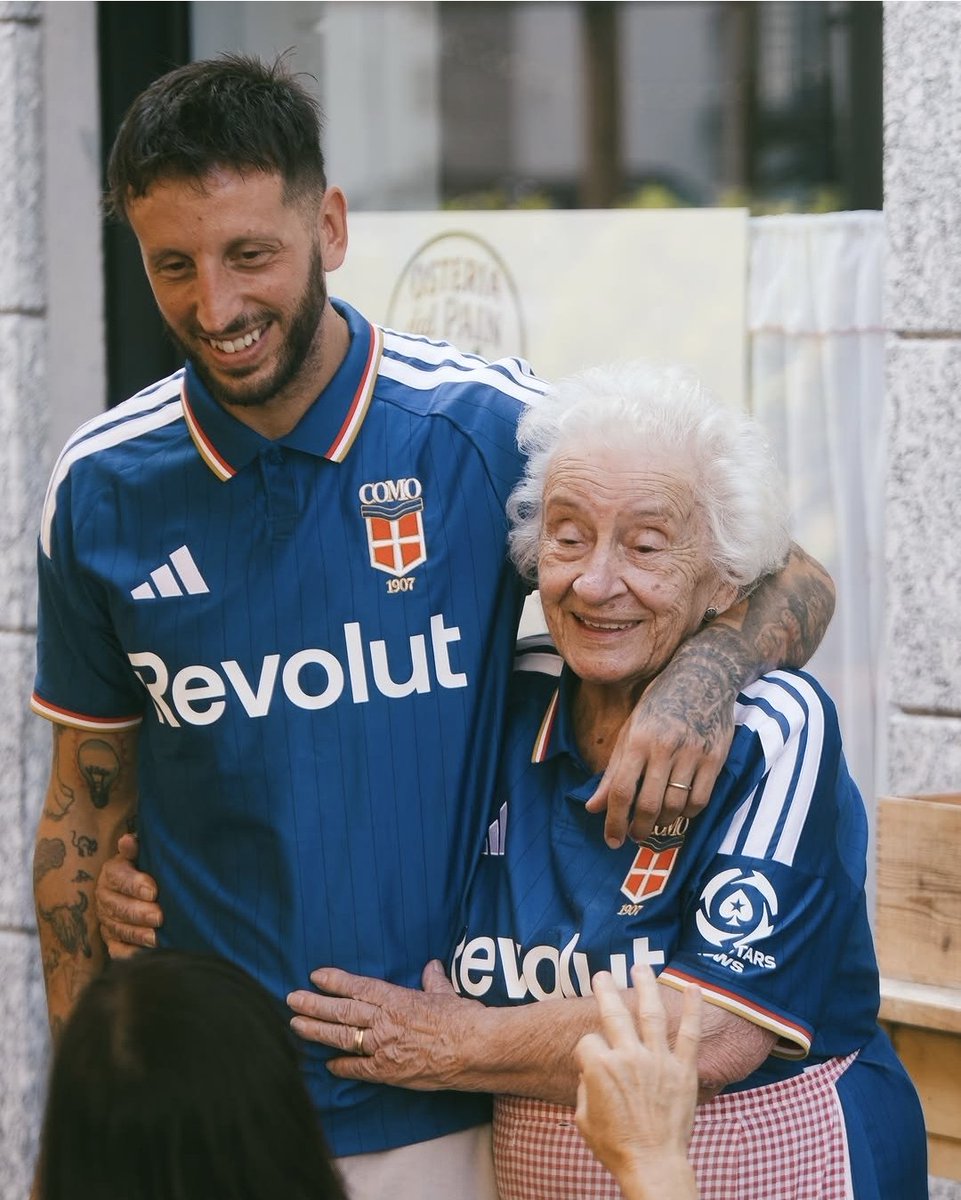 lbertozzi's tweet photo. De roupa nova para a Champions! O Como lançou seu uniforme principal para a temporada 2026/27. https://t.co/iIAITxravI