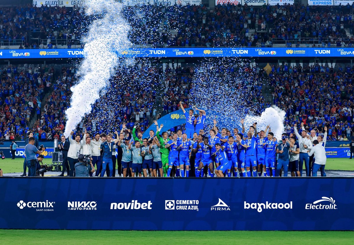 Hablemosdelazul's tweet photo. TITULOS CON CRUZ AZUL 🚂🔵

4️⃣: Liga, Concacaf, C. Campeones &amp; Supercopa LMX
-Lira
-Charly

3️⃣: Liga, Concacaf &amp; C. Campeones
-Rotondi
-Ditta
-Mier
-Piovi
-Toro
-Montaño
-García
-Chiquete
-Luka
-Campos

2️⃣: Liga &amp; C. Campeones
-Jéremy
-Paradela
-Palavecino
-Rodarte
-Ebere
-Ibáñez https://t.co/vOnyfwHX9C