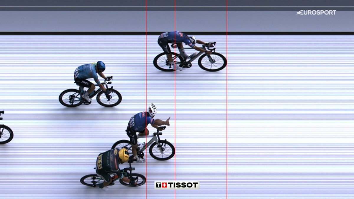 faustocoppi60's tweet photo. And with this gesture, the Belgian Jasper Philipsen conquered the hearts of all Dutch people and not only those. CLASS! 👏🇧🇪 

#TDF2026 https://t.co/f1ahhR76DY
