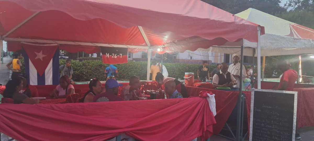 consejopcentro's tweet photo. ¡ Qué noche... la de anoche. Así disfrutó la población guantanamera en la #NocheEnFamilia con presentaciones artísticas y ofertas gastronómicas. 
🖼 Aquí les dejo una muestra de imágenes. 👇👇👇👇👇👇👇
#CulturaGuantánamo 
#26DeJulio
#73Aniversario https://t.co/R5cb2hQzXo