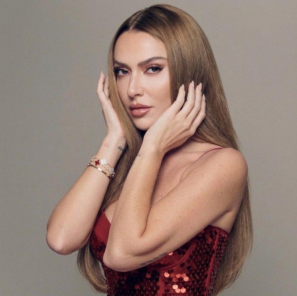 efwednz's tweet photo. #Hadise'nin "Ara Beni"'si YouTube'da 40 milyon izlenmeyi geçti. ‼️✨

Şarkının "Official Visualizer" videosu,#YouTube'un "Global En Popüler #Müzik" listelerine girmeyi başararak uluslararası çapta geniş bir kitleye ulaştı. ‼️✨
#TürkPopu #PopMüzik #MüzikGündemi https://t.co/lBQWBx4VKr
