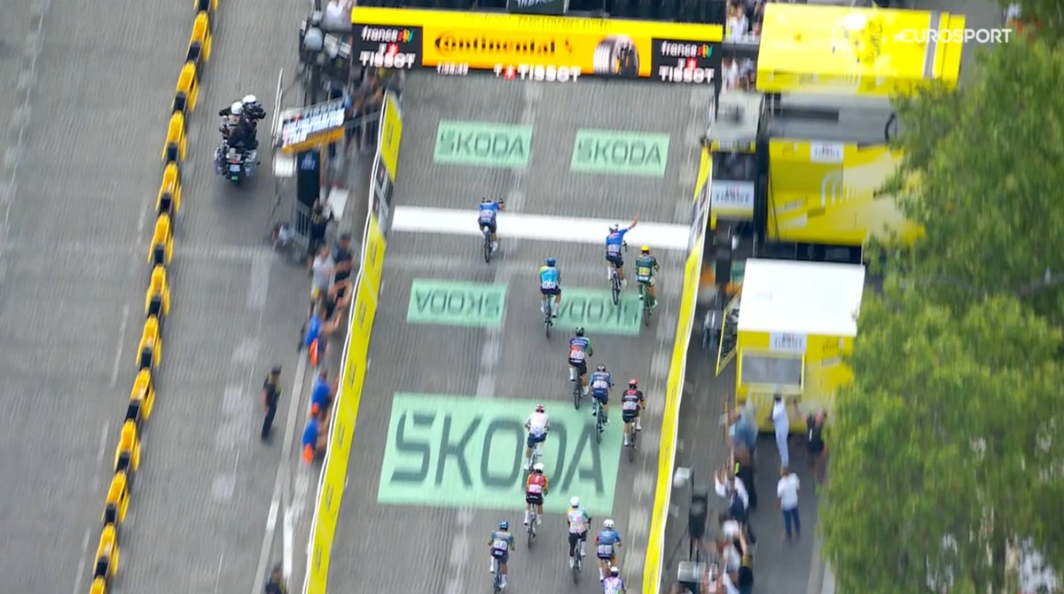 propelotontr's tweet photo. SON DAKİKA: TOUR DE FRANCE 2026'DA 21. ETAP NEFES KESTİ! MÜTHİŞ SON, TARİHİ SON!

Mathieu van der Poel finiş çizgisinde yakalanmak üzereyken kazandı!

Arkadan grupla sprinti atan takım arkadaşı Jasper Philipsen, van der Poel'u geçmeye çalışan Pedersen'i durdurdu!

#TDF2026 https://t.co/mhY93xxI5U