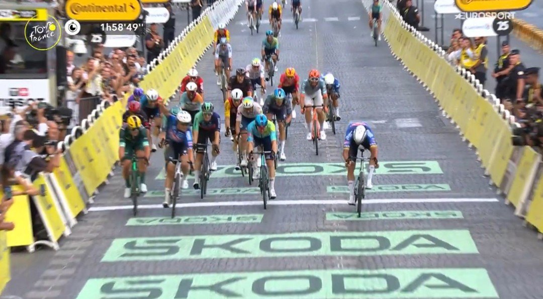 LeCyclismebelge's tweet photo. C'EST COMPLETEMENT FOU QUELLE ETAPE DE FOLIE 🤯🤯🤯

PHILIPSEN FREINE SUR LA LIGNE POUR OFFRIR LA VICTOIRE À VAN DER POEL À LA PHOTO FINISH !!! 🥵

C'EST DU JAMAIS VU !!!

#TDF2026 https://t.co/jAmu6mlMWg