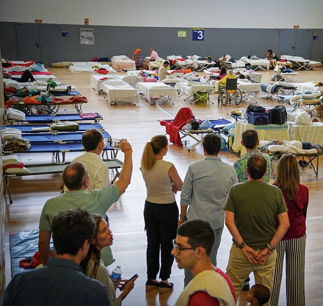 adavimu's tweet photo. En #VillaviciosadeOdón y #LasRozas he querido dar las gracias, en persona, a quienes están haciendo posible que más de 500 personas afectadas por los incendios encuentren un lugar seguro y el calor de una comunidad que no mira hacia otro lado.

Gracias a los ayuntamientos, a los voluntarios, a los profesionales y, sobre todo, a la solidaridad de los madrileños. En los momentos más difíciles, Madrid vuelve a demostrar que nadie se queda solo.