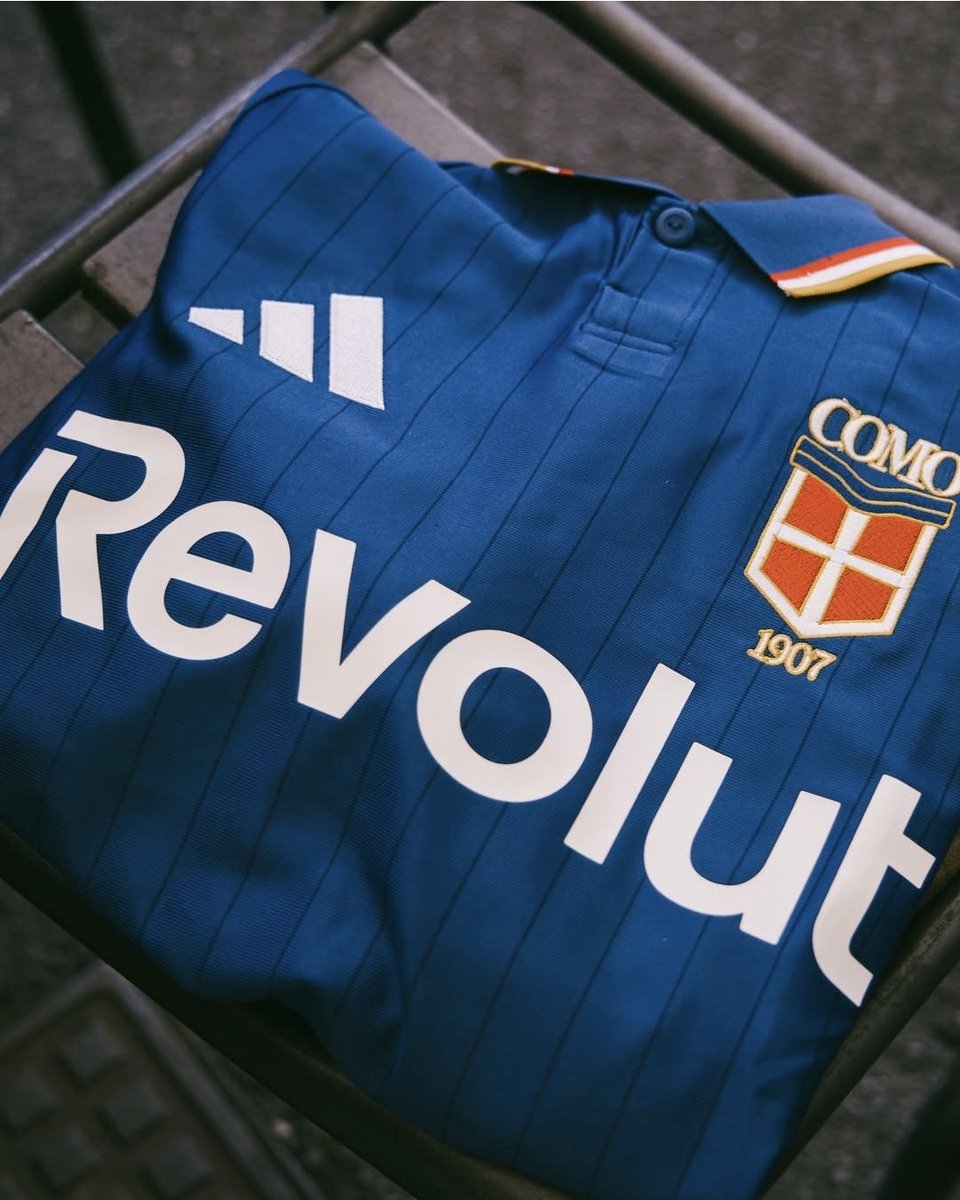 lbertozzi's tweet photo. De roupa nova para a Champions! O Como lançou seu uniforme principal para a temporada 2026/27. https://t.co/iIAITxravI