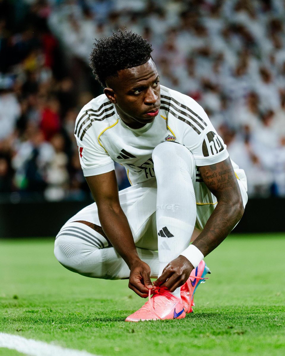 AFC__Xtra's tweet photo. 🚨BREAKING! 💣 

Real Madrid has given Arsenal the green light to sign Vinícius Júnior. 🇧🇷 🌟 

The club has informed the Brazilian winger that if an offer arrives from Arsenal, he should accept it.

Moreover, Real Madrid is prepared to waive part of the deal's value to grant it as a bonus to Vinícius.

ℹ️ @inigospecialone